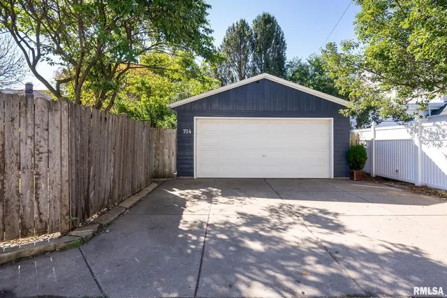 $499,999 | 704 River Drive, Bettendorf, IA 52722