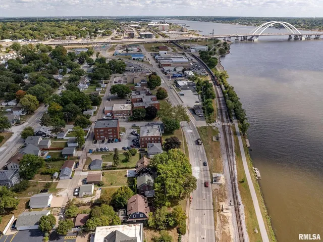 $499,999 | 704 River Drive, Bettendorf, IA 52722