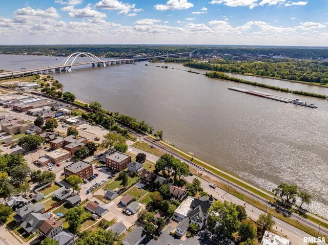 $499,999 | 704 River Drive, Bettendorf, IA 52722