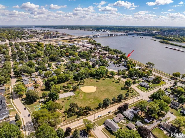 $499,999 | 704 River Drive, Bettendorf, IA 52722