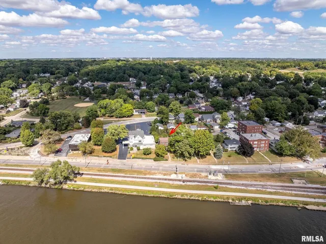 $499,999 | 704 River Drive, Bettendorf, IA 52722