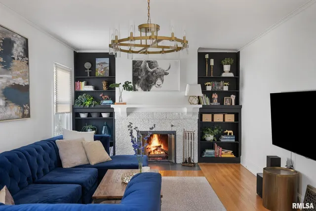 $499,999 | 704 River Drive, Bettendorf, IA 52722