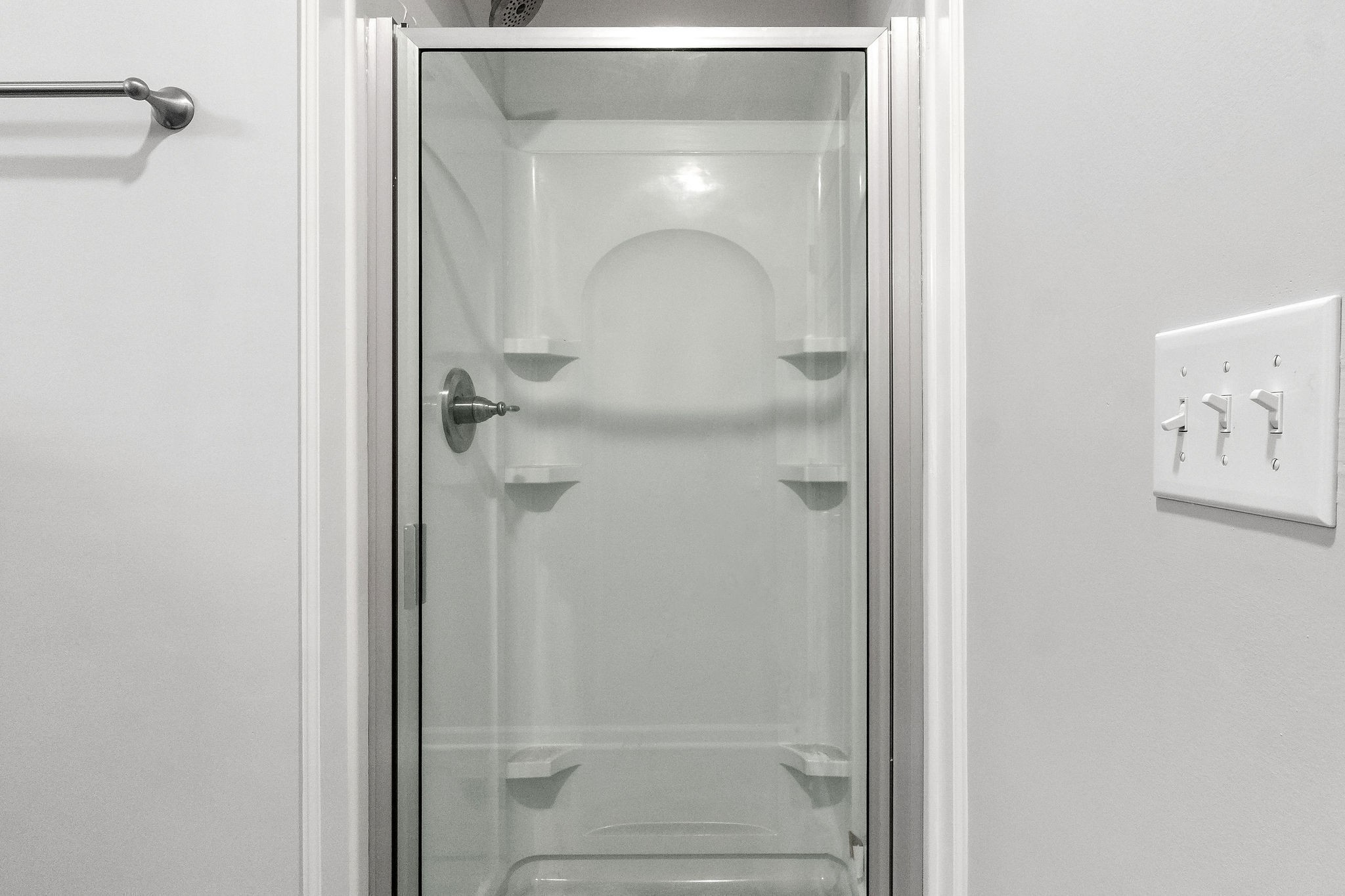 303 Longshadow Trail, Unit E Clarksville, TN 37043 - Photo 16 of 29 a bathroom with a mirror