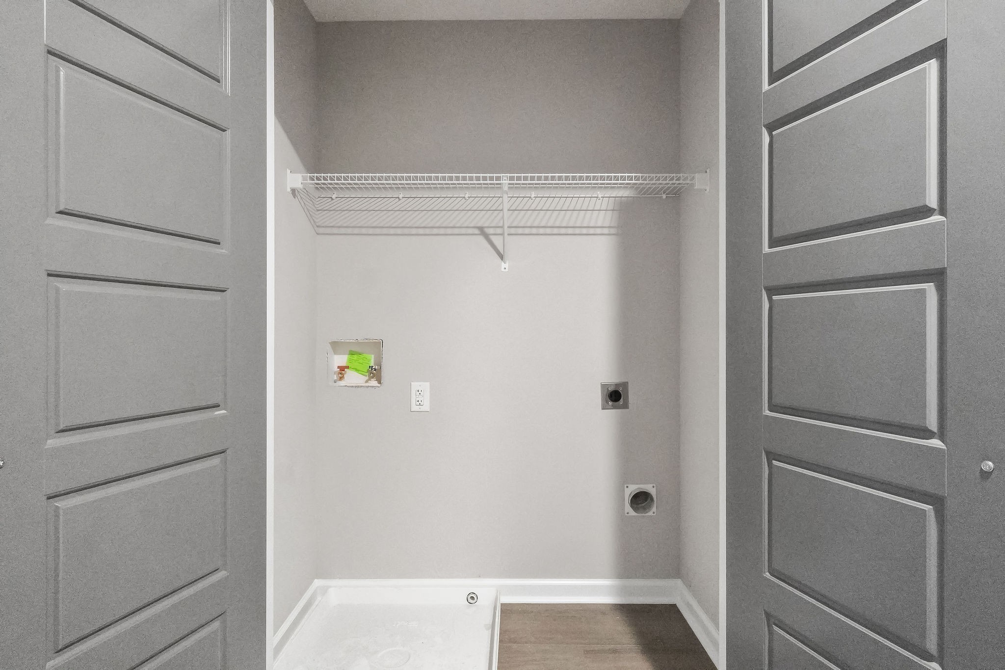 303 Longshadow Trail, Unit E Clarksville, TN 37043 - Photo 20 of 29 a bathroom with a bathtub