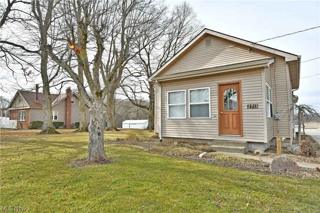 2713 Ridge Road Cortland, OH 44410 - Photo 1 of 35 View of front facade featuring a front lawn