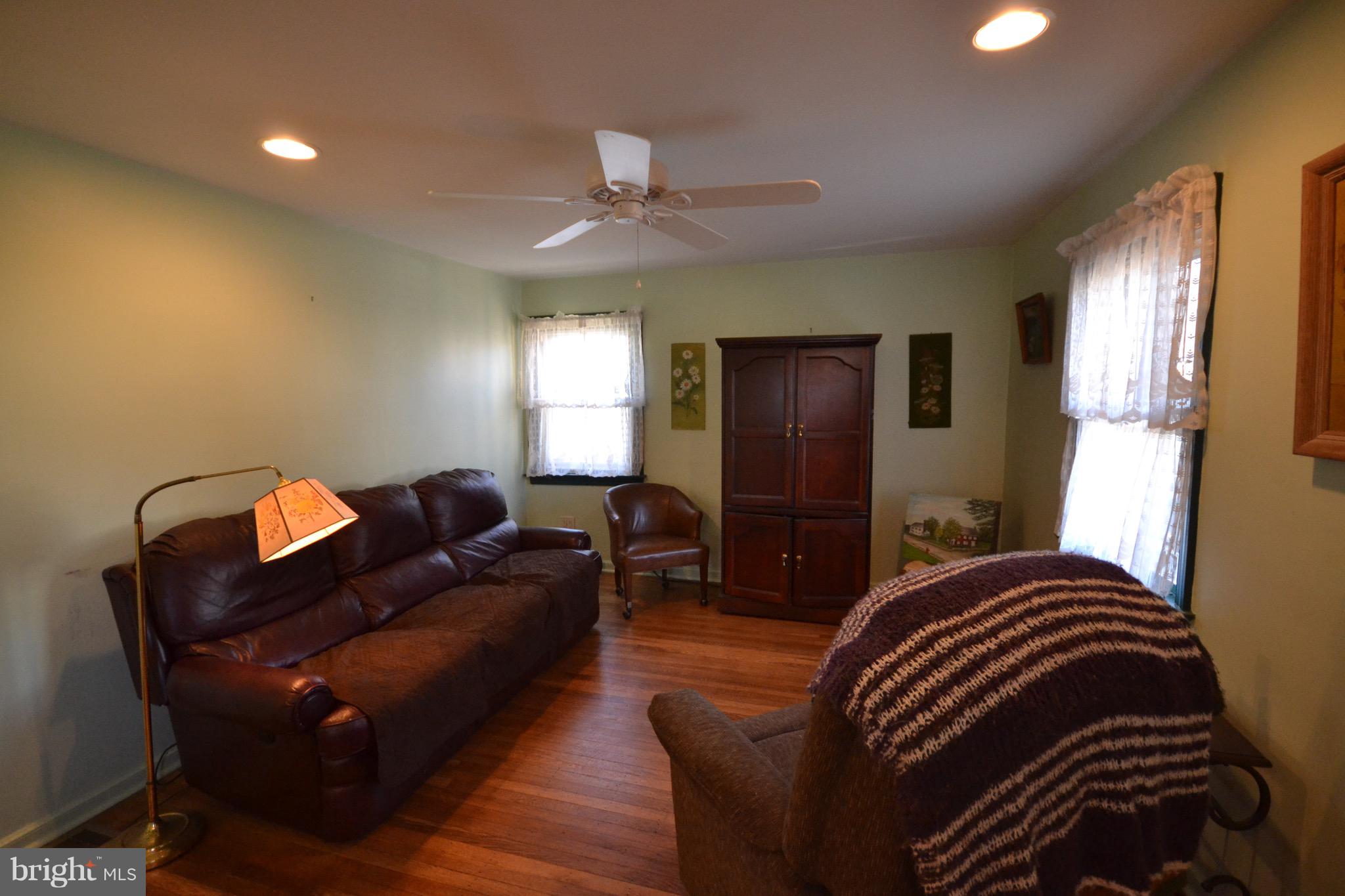 418 Newton Road Hatboro, PA 19040 - Photo 7 of 29 Living Room