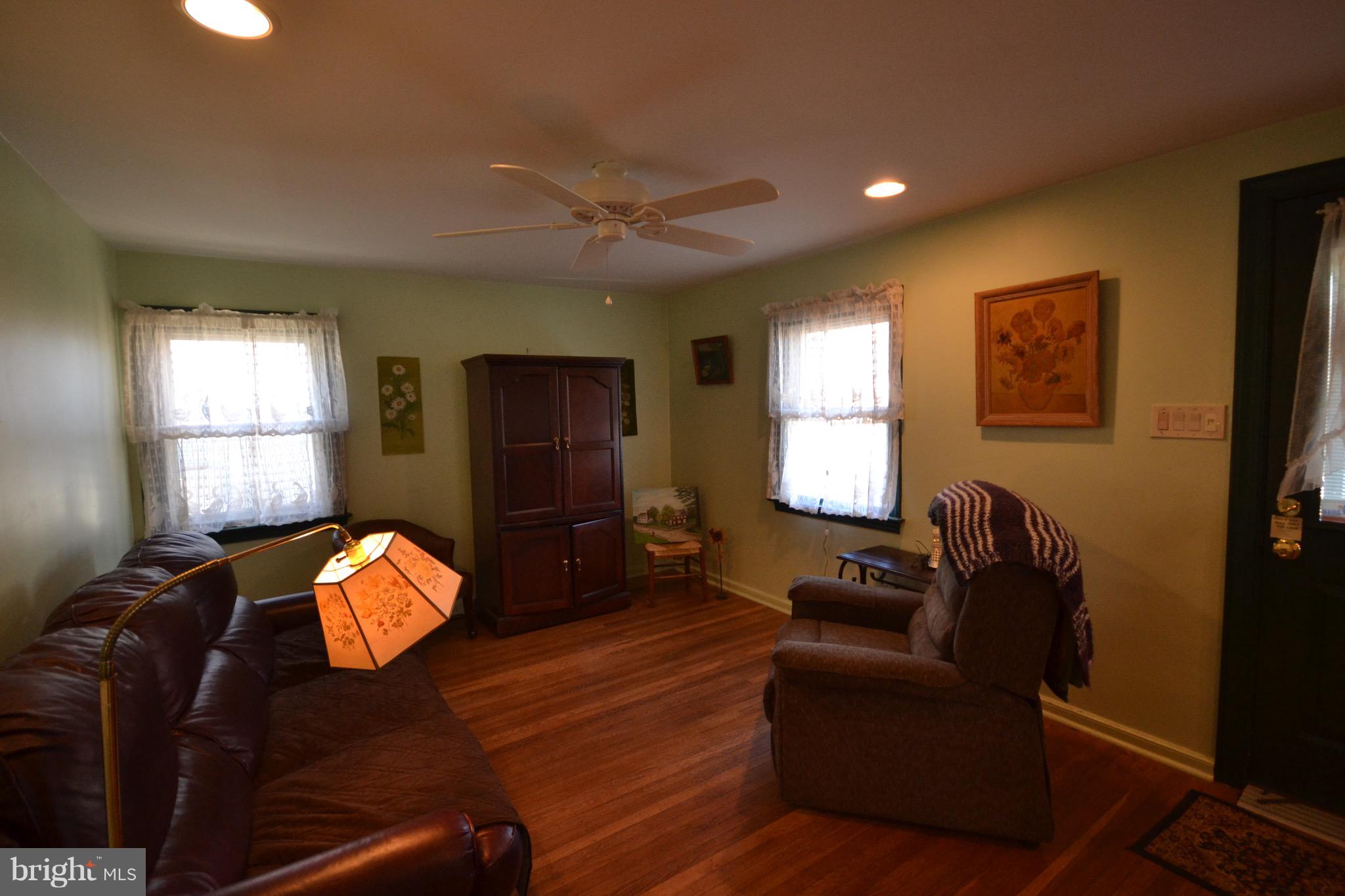 418 Newton Road Hatboro, PA 19040 - Photo 8 of 29 Living Room