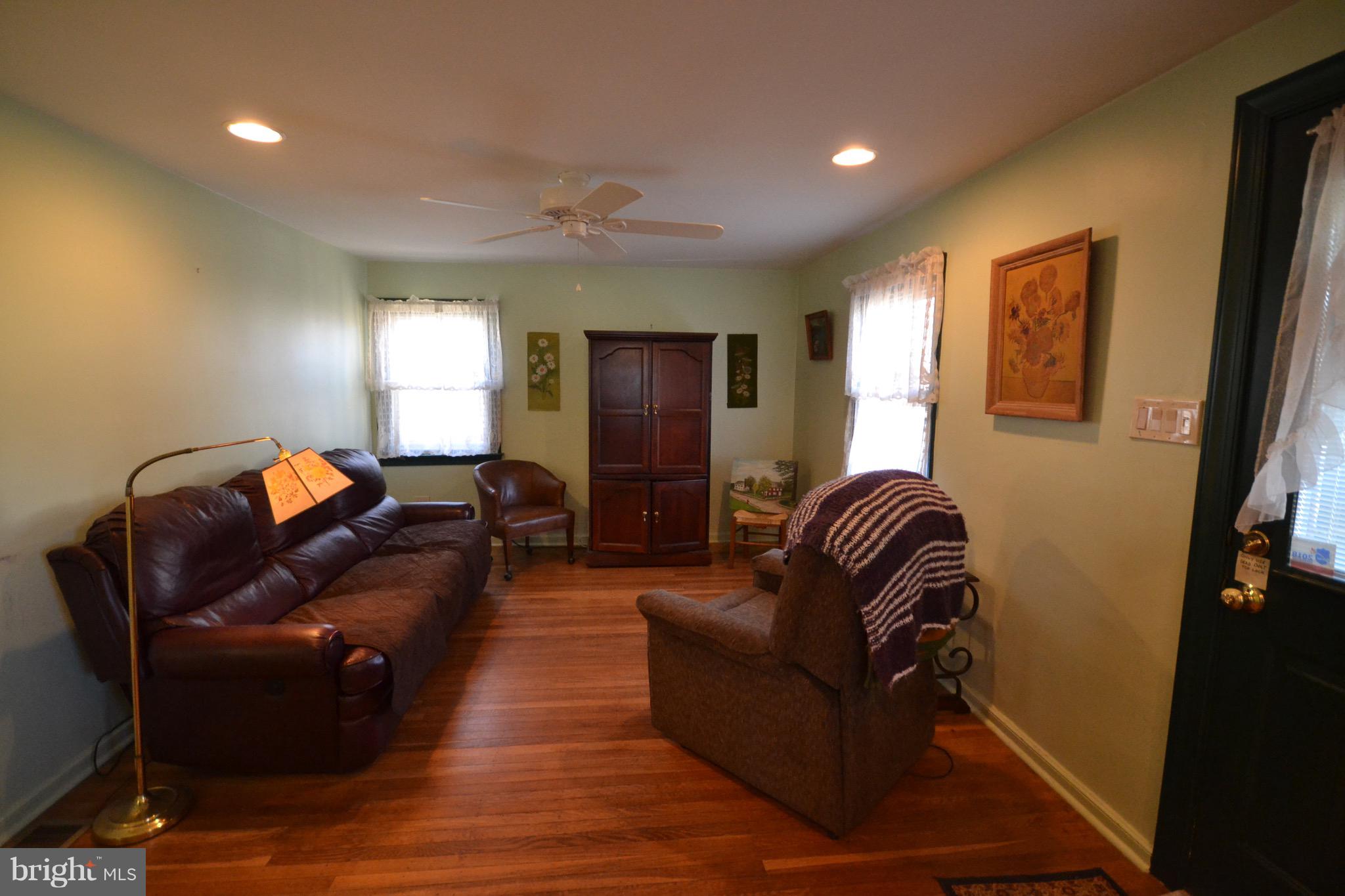 418 Newton Road Hatboro, PA 19040 - Photo 9 of 29 Living Room