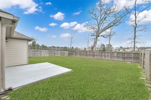 a view of a yard with a house