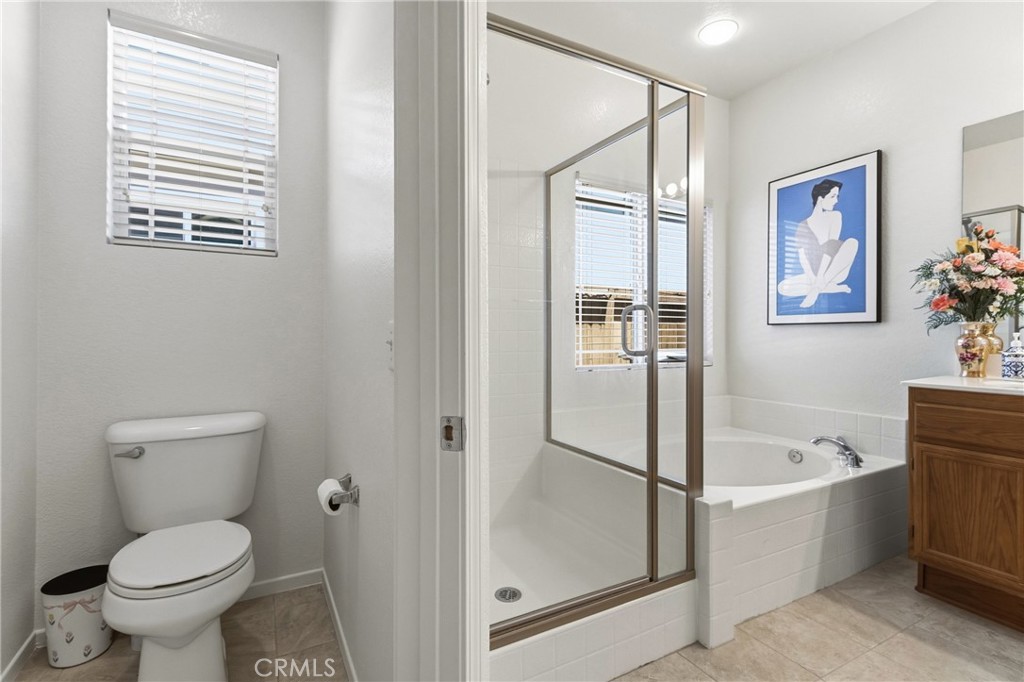 33145 Vermont Road Temecula, CA 92592 - Photo 25 of 41 a bathroom with a toilet and a bathtub