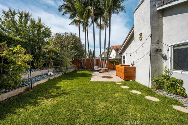 a view of a house with backyard and porch