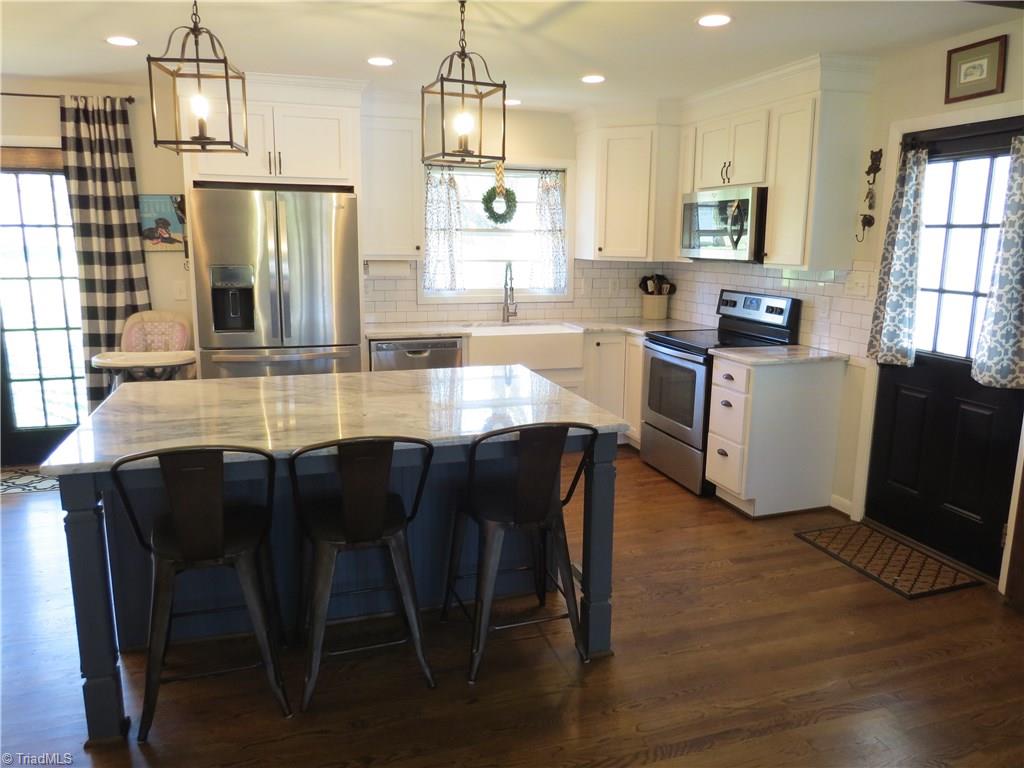 116 Longbow Road Reidsville, NC 27320 - Photo 2 of 20 Gorgeous updated kitchen with granite and new cabinets and recessed lighting.