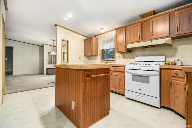 $199,900 | 13426 North Hillside Drive, Syracuse, IN 46567