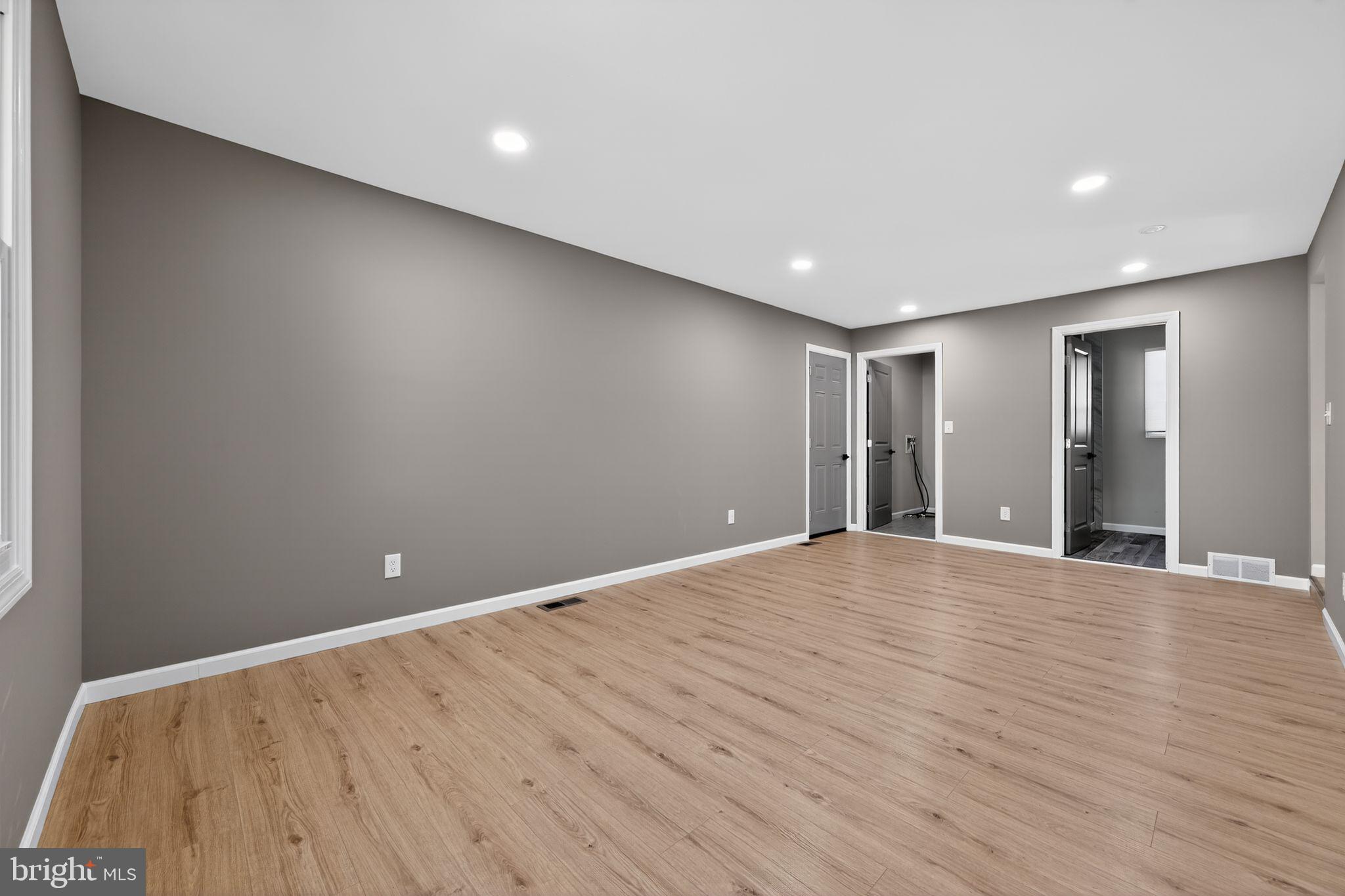 299 Kent Road Warminster, PA 18974 - Photo 15 of 33 Spacious, modern living area awaits you.