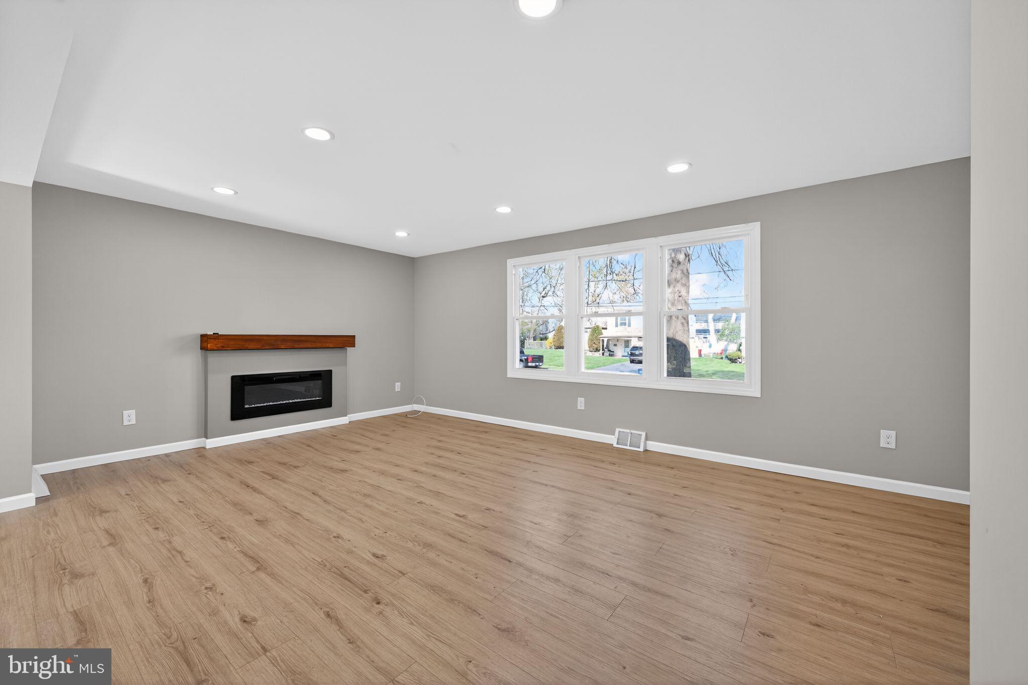 299 Kent Road Warminster, PA 18974 - Photo 5 of 33 Bright and airy living space awaits!