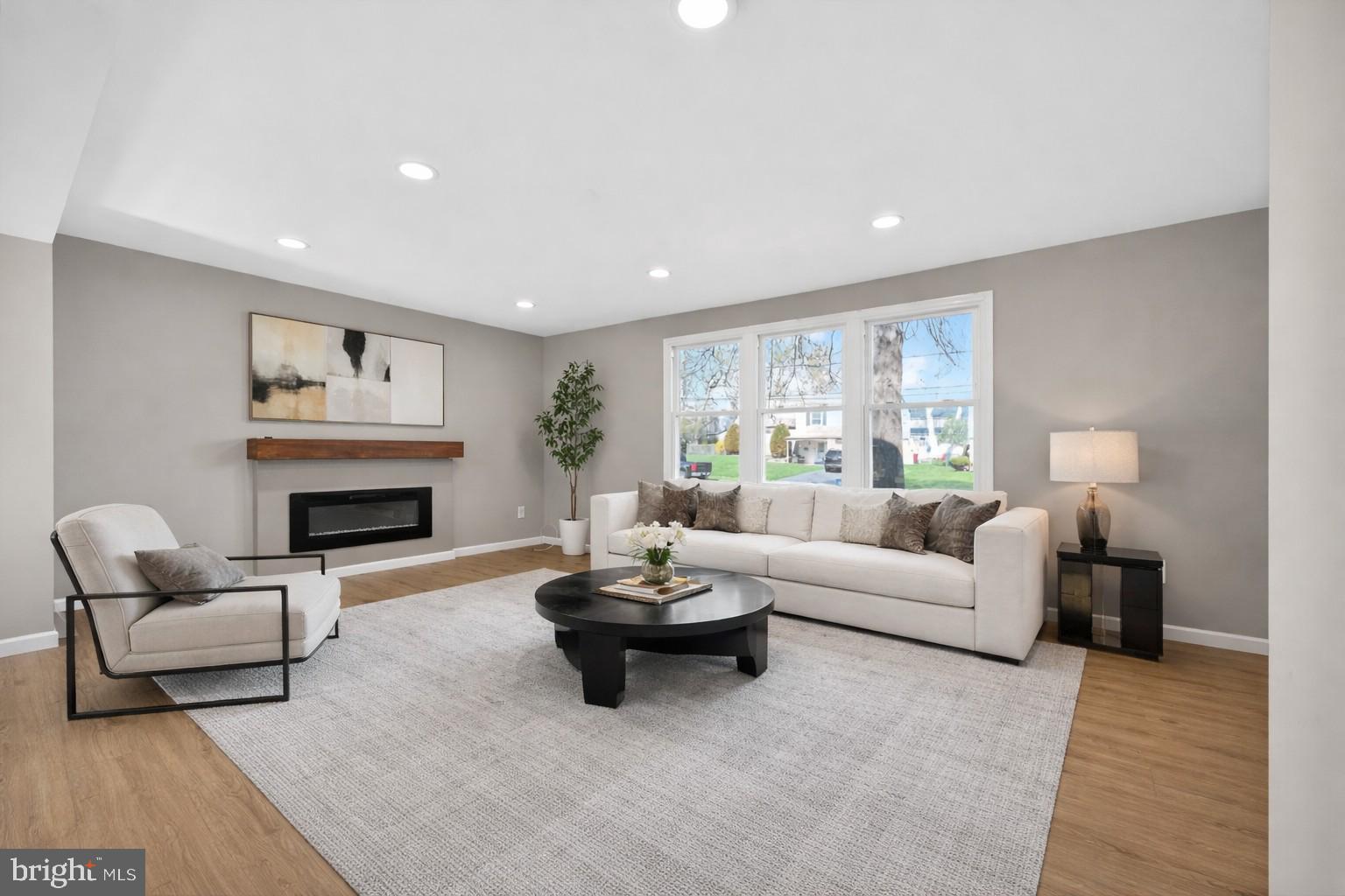 299 Kent Road Warminster, PA 18974 - Photo 6 of 33 Bright and inviting living space.