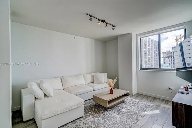 $4,600 | 999 Southwest 1st Avenue, Unit 1612, Miami, FL 33130