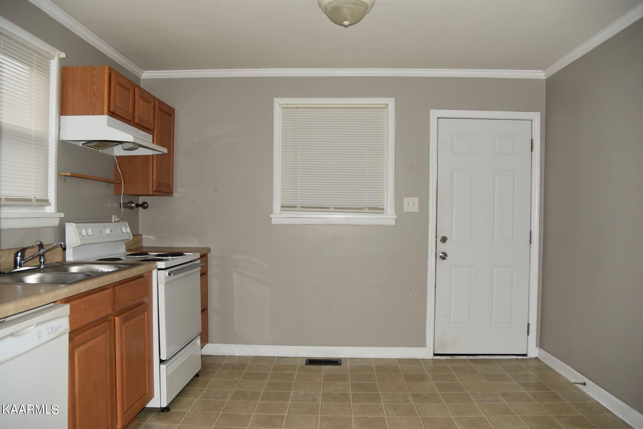 406 Walfred Road Knoxville, TN 37912 - Photo 3 of 26 270519208_1126035708204725_1309863620823