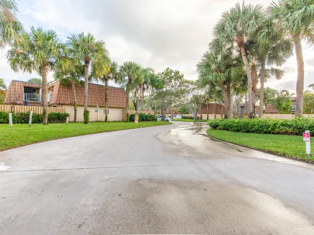 $2,450 | 855 Blue Ridge Circle, West Palm Beach, FL 33409