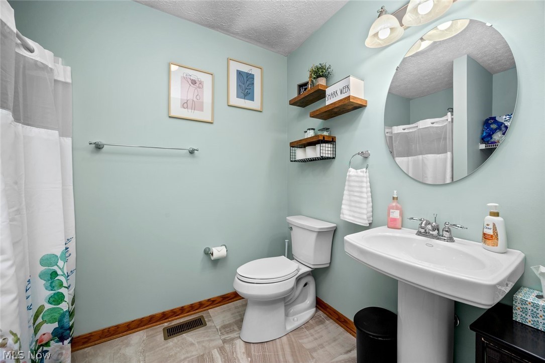4273 Old State Road Willard, OH 44890 - Photo 19 of 50 Bathroom - full - main floor