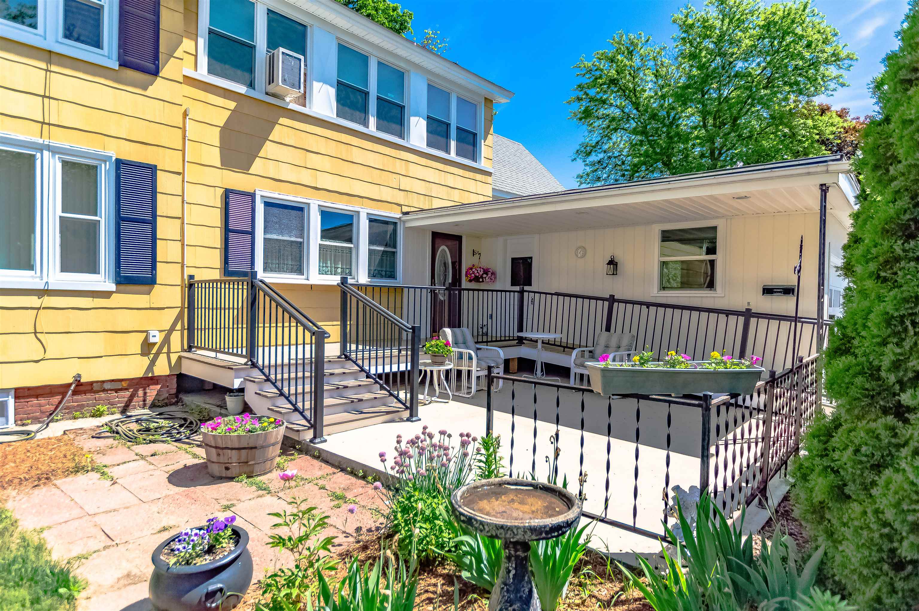 818 Howe Street Manchester, NH 03103 - Photo 2 of 34 Gallery Image 2