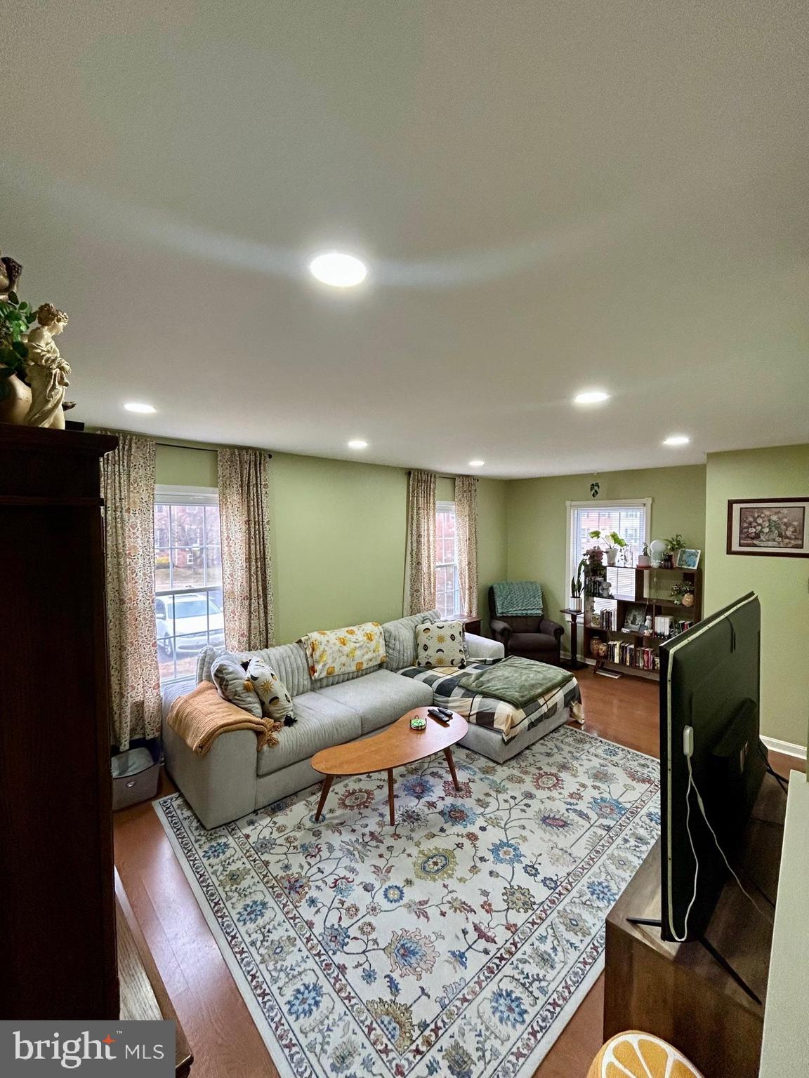1007 Cape Splitt Harbour Pasadena, MD 21122 - Photo 6 of 19 a living room with furniture and a flat screen tv