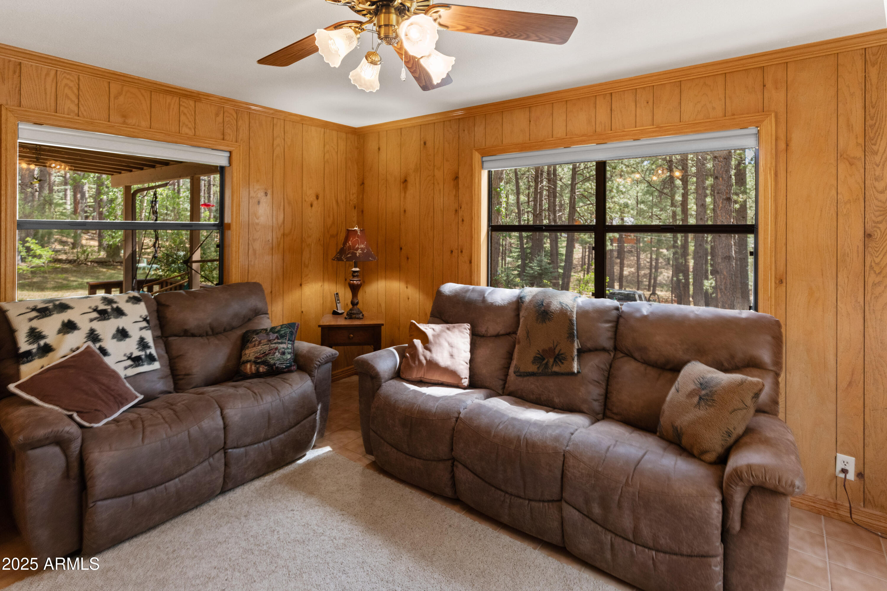 3910 Larson Loop Forest Lakes, AZ 85931 - Photo 26 of 57 Living room
