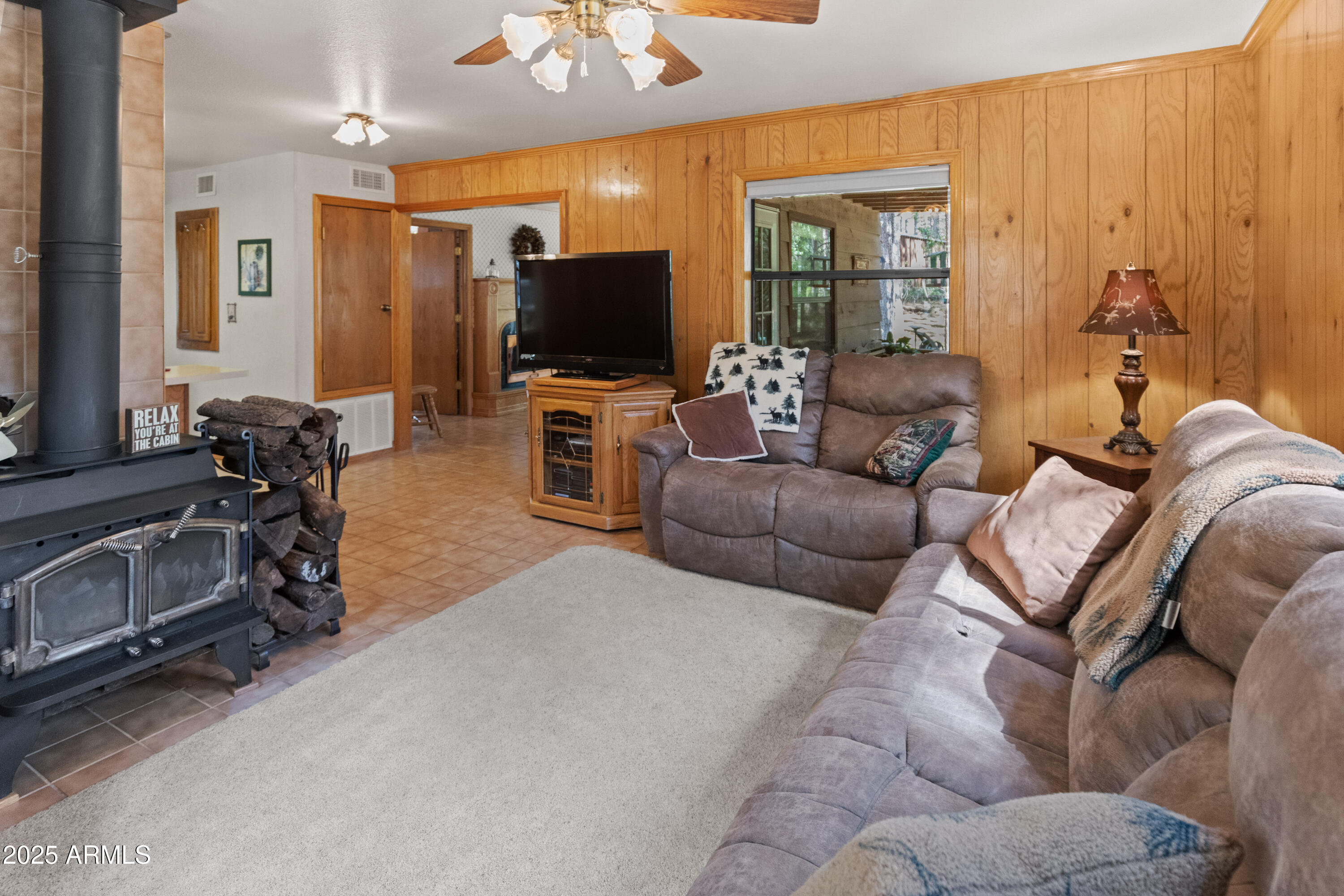 3910 Larson Loop Forest Lakes, AZ 85931 - Photo 27 of 57 Living room