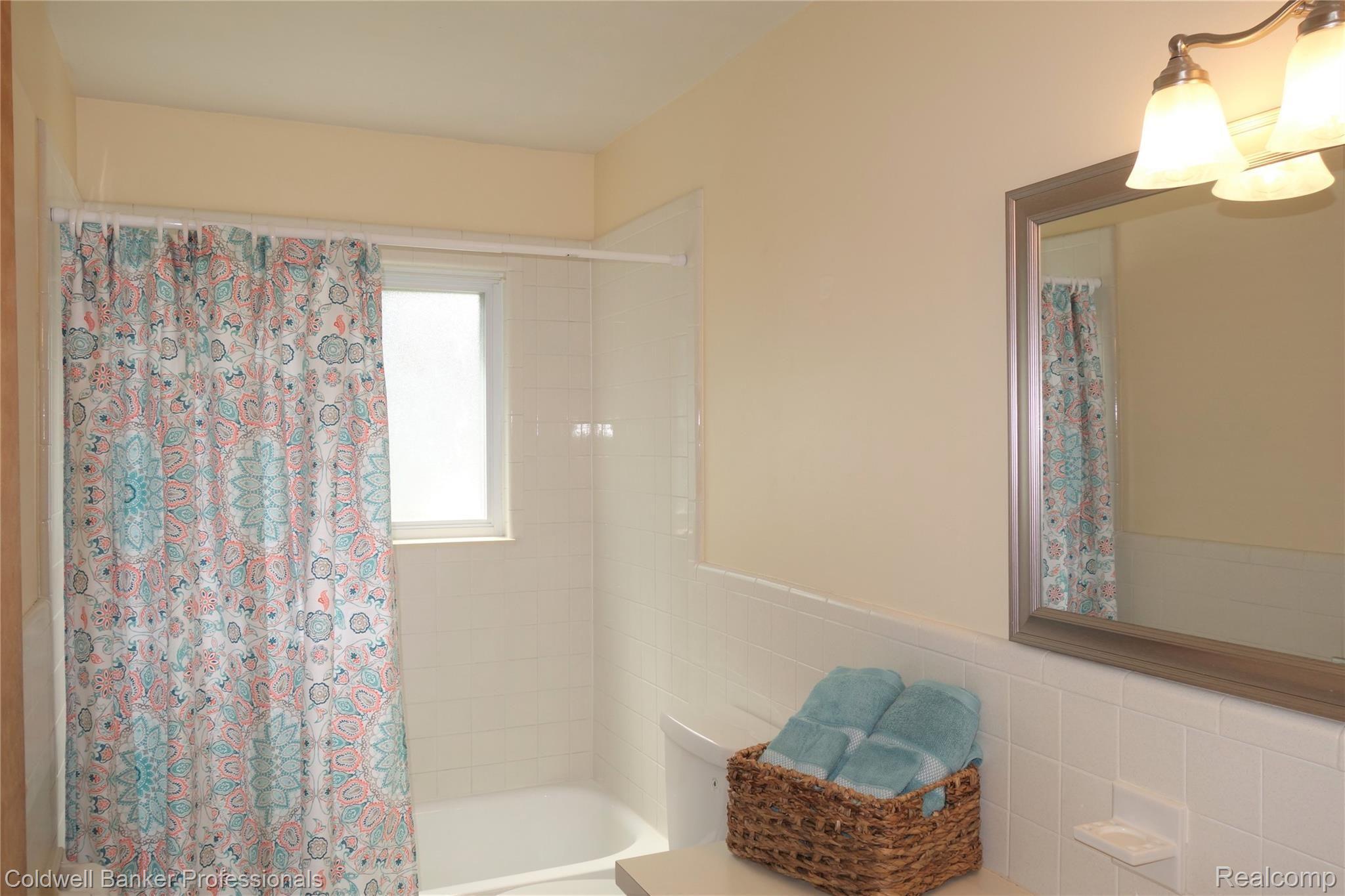 6657 Waldon Road Clarkston, MI 48346 - Photo 8 of 27 Oversized bathroom with ceramic tile