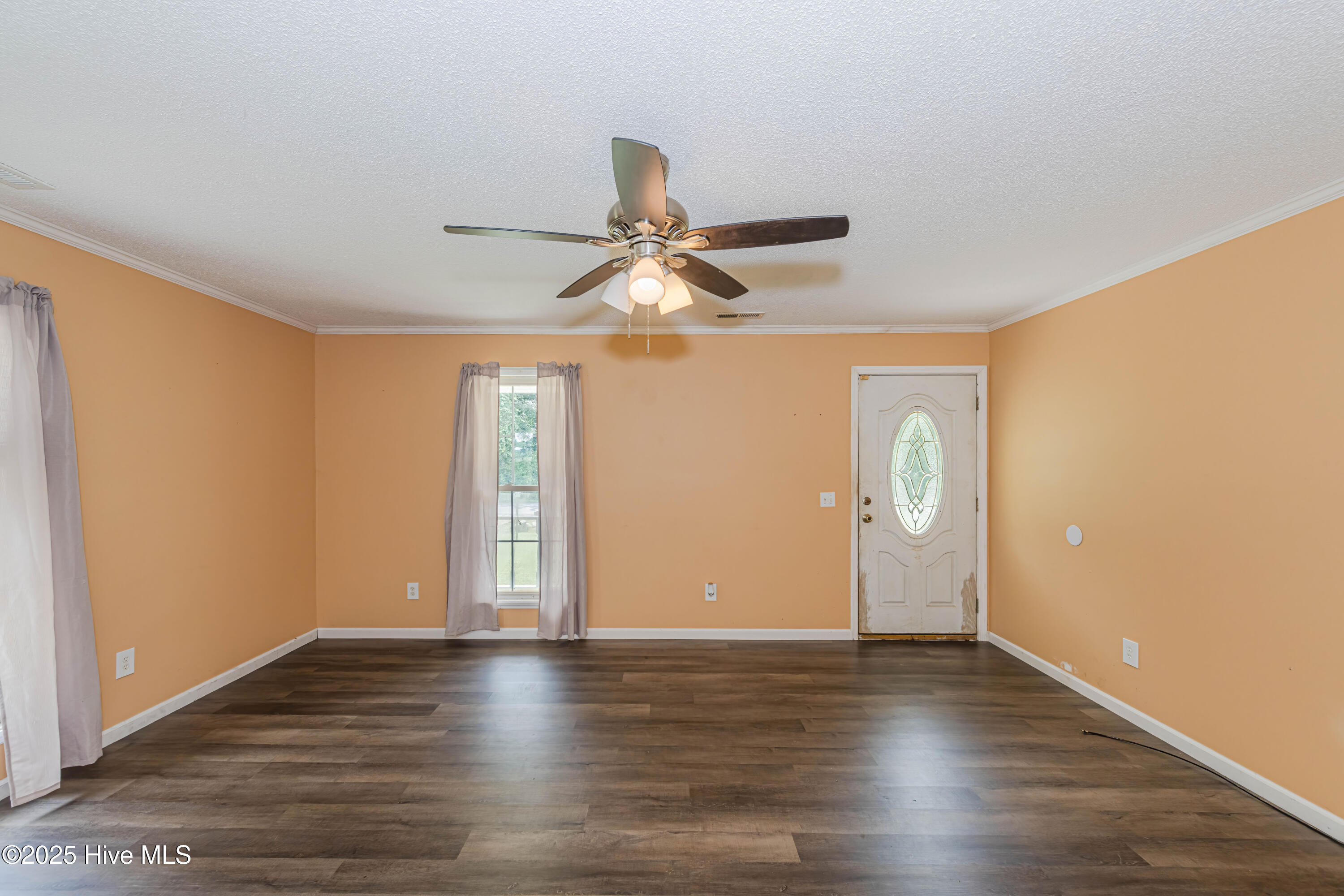 127 Rodney Lanier Road Chinquapin, NC 28521 - Photo 8 of 60 Living room