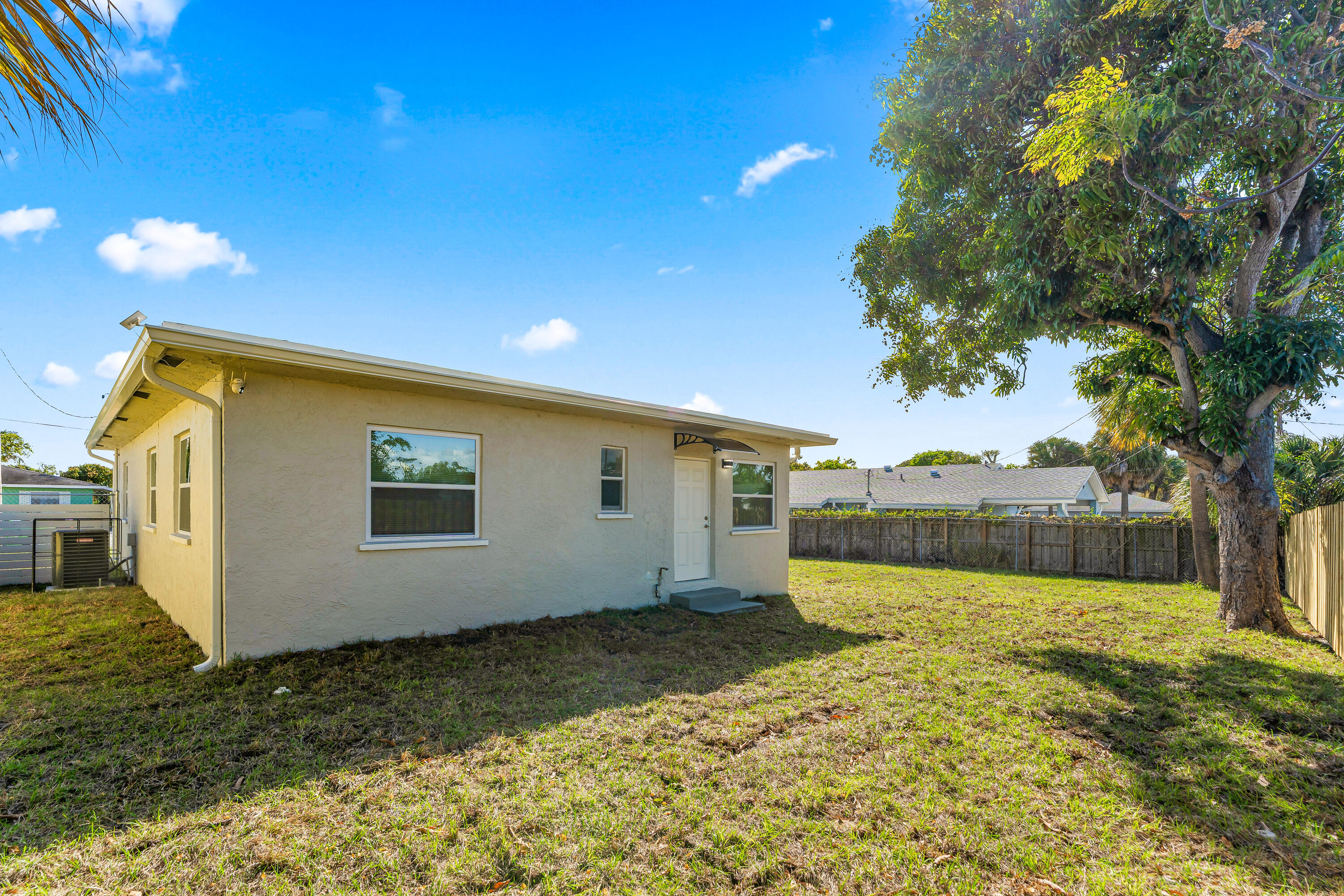 656 West 6th Street Riviera Beach, FL 33404 - Photo 4 of 35 030-656West6thStreet-RivieraBeach-FL-334