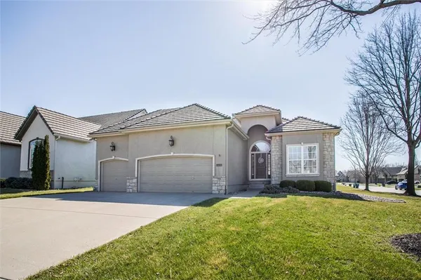 $495,000 | 405 Northwest Greenview Drive, Lee's Summit, MO 64064