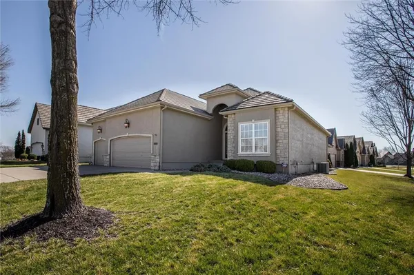 $495,000 | 405 Northwest Greenview Drive, Lee's Summit, MO 64064