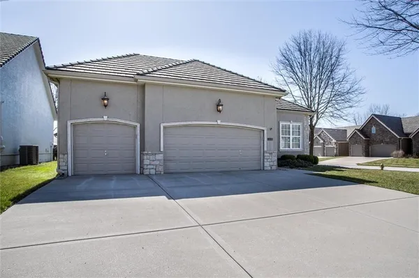 $495,000 | 405 Northwest Greenview Drive, Lee's Summit, MO 64064