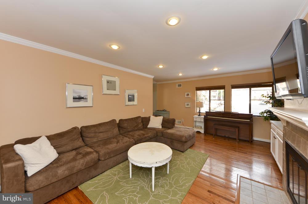 2233 Wheelwright Court Reston, VA 20191 - Photo 2 of 30 Family Room
