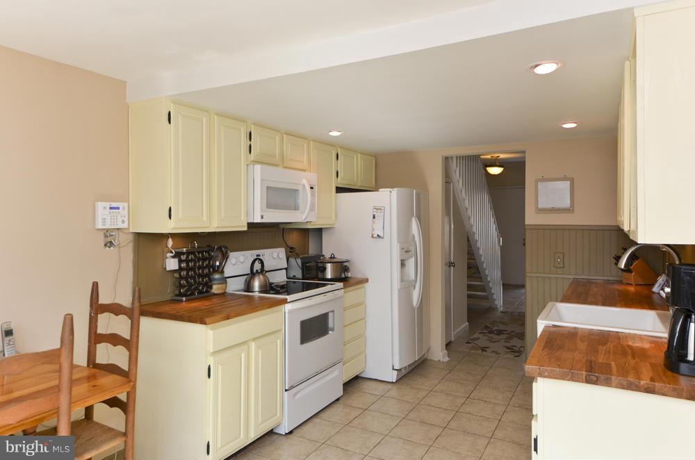 2233 Wheelwright Court Reston, VA 20191 - Photo 15 of 30 Kitchen