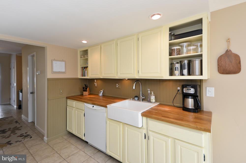 2233 Wheelwright Court Reston, VA 20191 - Photo 16 of 30 Kitchen