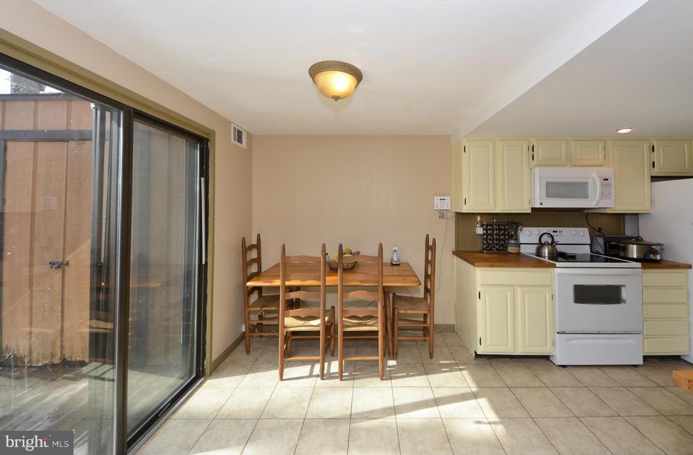 2233 Wheelwright Court Reston, VA 20191 - Photo 17 of 30 Kitchen