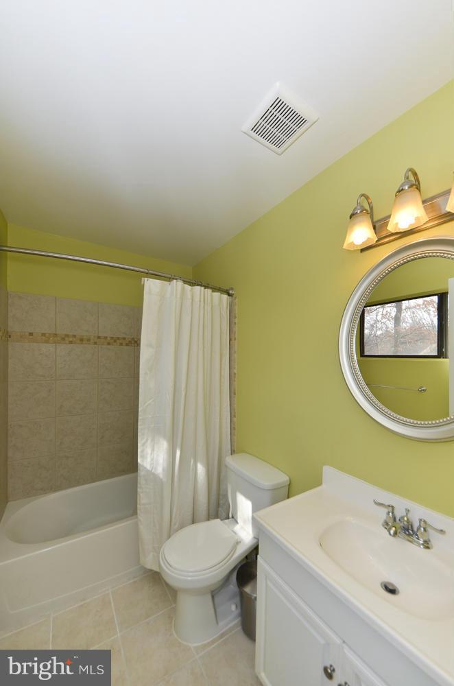 2233 Wheelwright Court Reston, VA 20191 - Photo 22 of 30 Bath (Master)