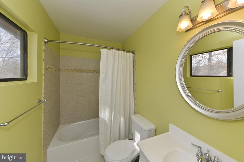 2233 Wheelwright Court Reston, VA 20191 - Photo 23 of 30 Bath (Master)