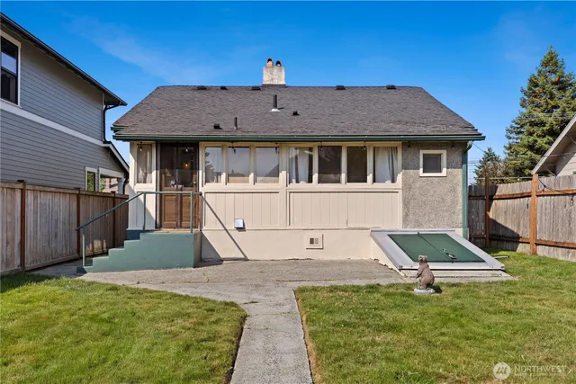 a view of a house with backyard