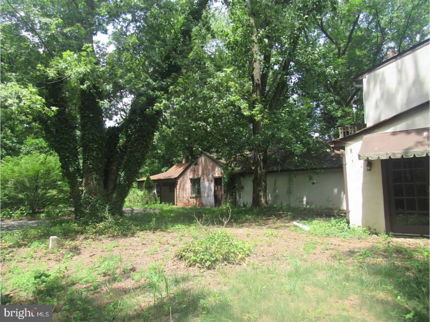 433 Bridgeboro Road Moorestown, NJ 08057 - Photo 3 of 24 a backyard of a house with lots of green space