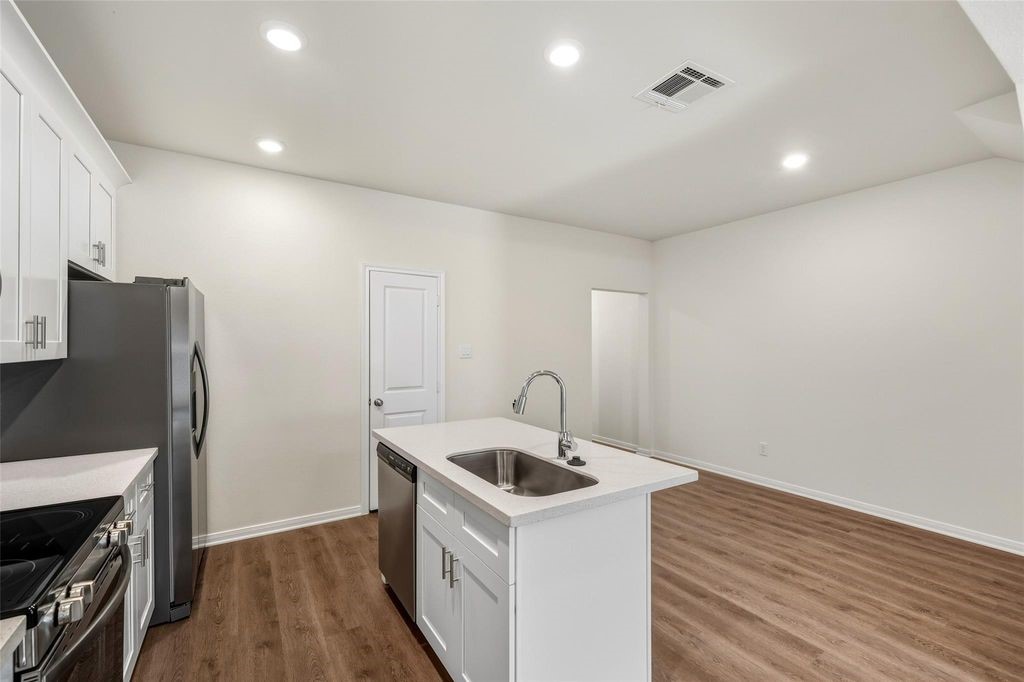 708 West Dallas Street Conroe, TX 77301 - Photo 9 of 19 Image showcases finishes and condition. Floor plan may vary.