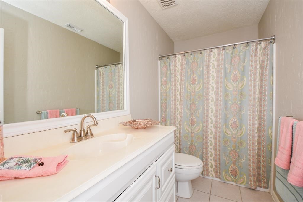 27 West Rumple Creek Place Spring, TX 77381 - Photo 26 of 32 Full guest bathroom #2.