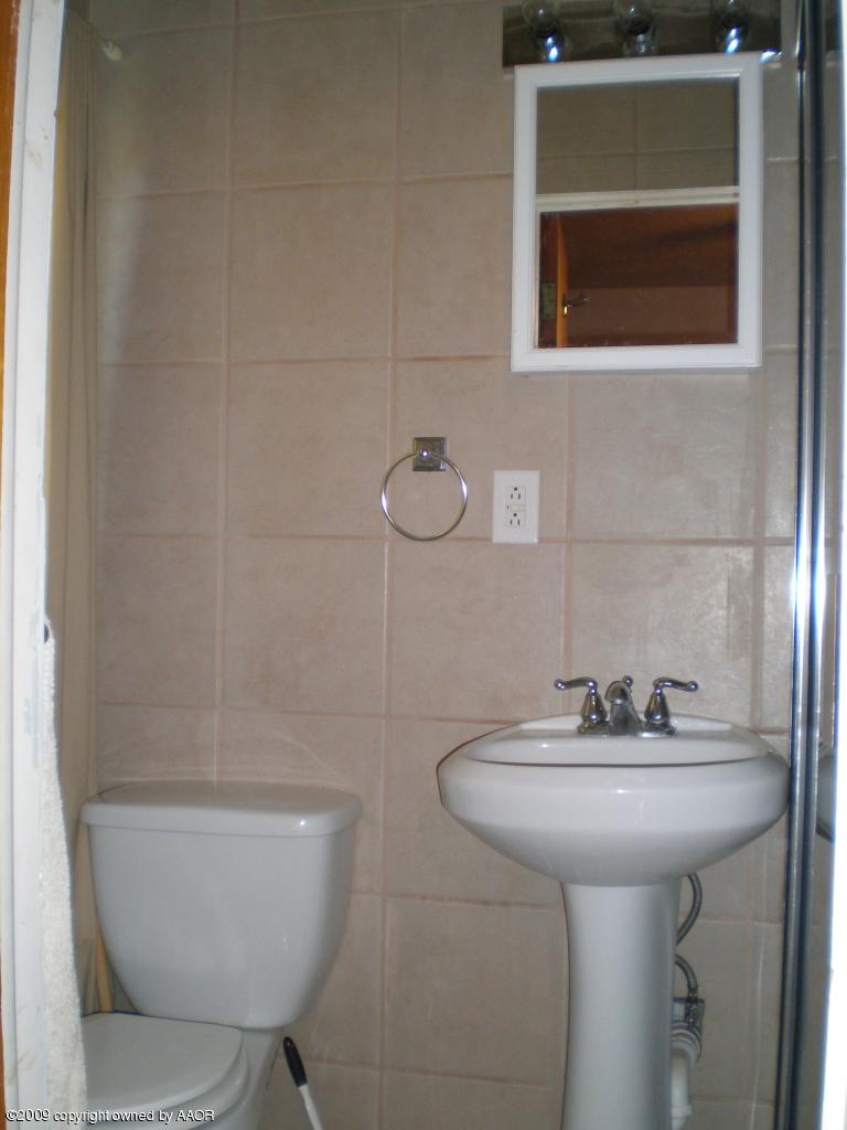 4100 Crockett Street Amarillo, TX 79110 - Photo 16 of 22 2nd bath