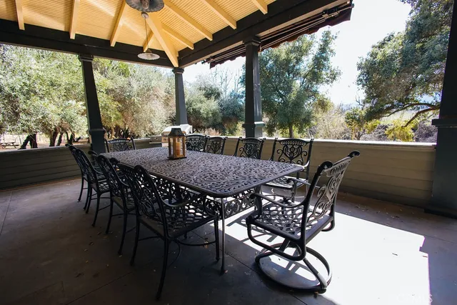 a view of a backyard