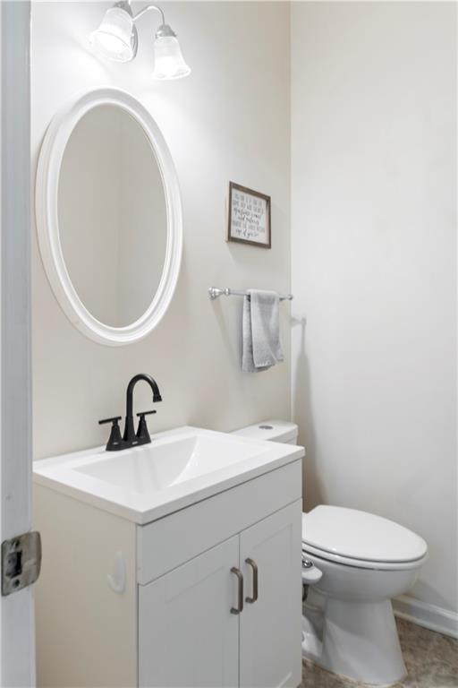 48 Hampton Drive Cartersville, GA 30121 - Photo 8 of 29 a bathroom with a toilet a sink and a mirror
