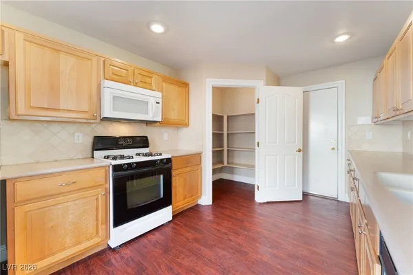 $2,300 | 4824 Violet Bay Court, Las Vegas, NV 89131