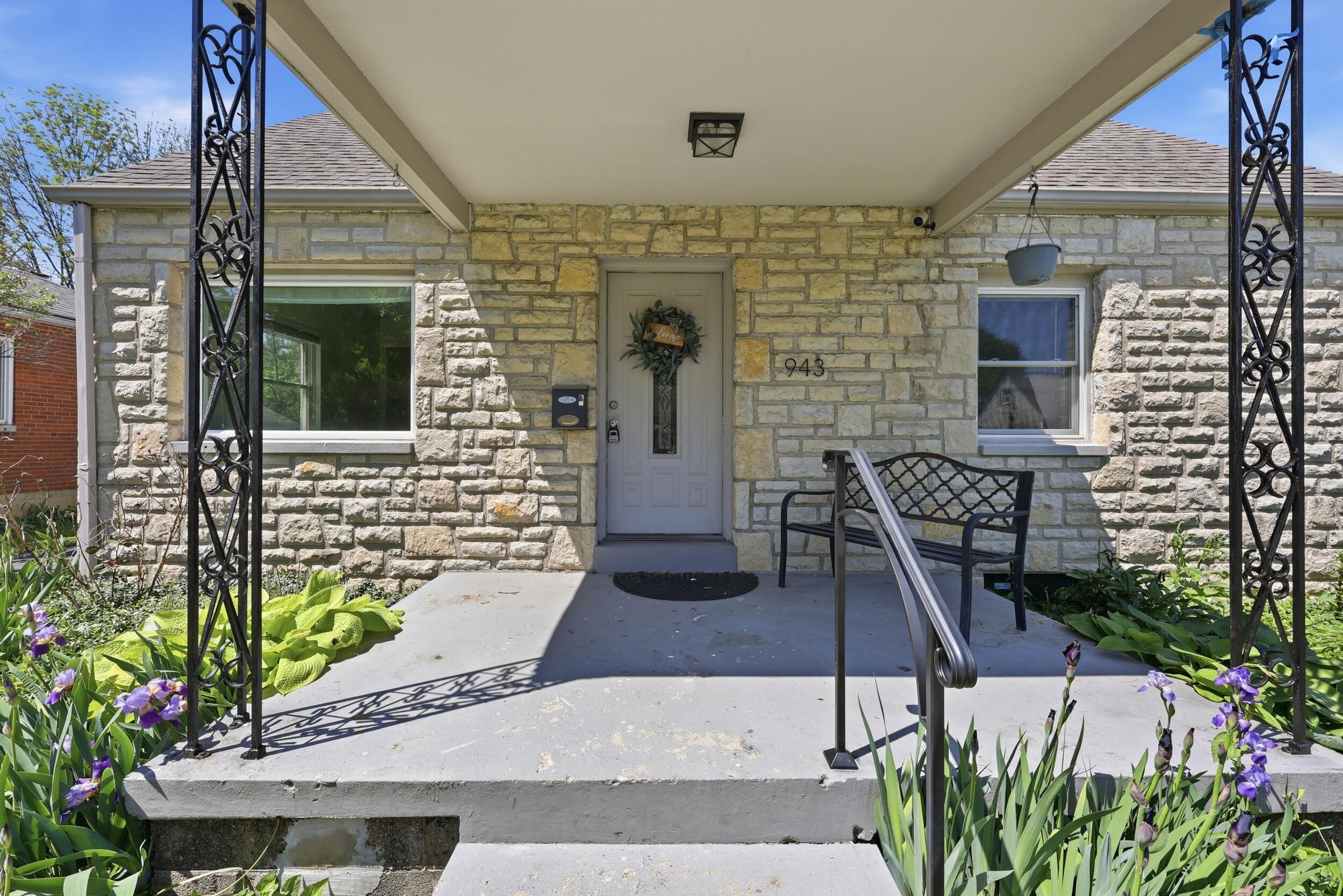 943 South Chesterfield Road Columbus, OH 43209 - Photo 4 of 31 Front porch