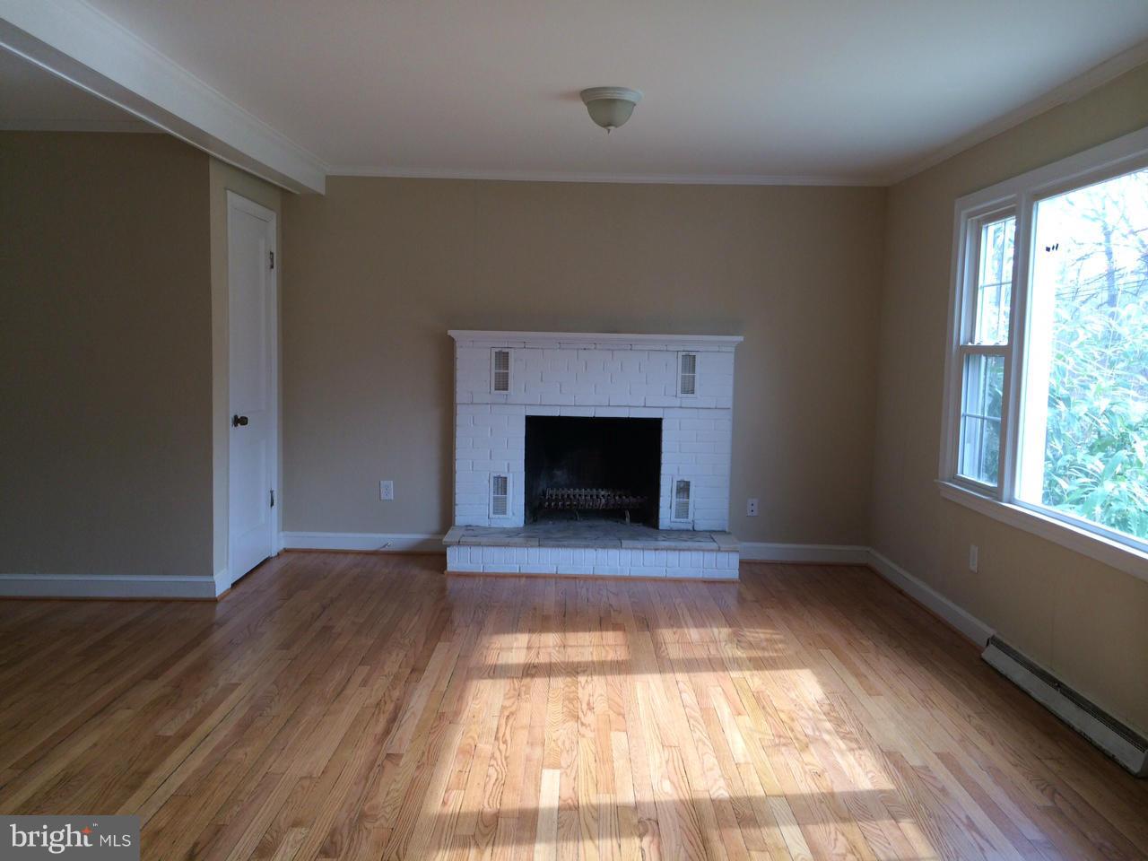 7908 Bock Road Fort Washington, MD 20744 - Photo 3 of 11 Living Room